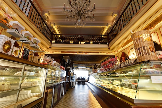 Uma das pastelarias e doces mais antigas de Biarritz Miremont localizada no centro histórico