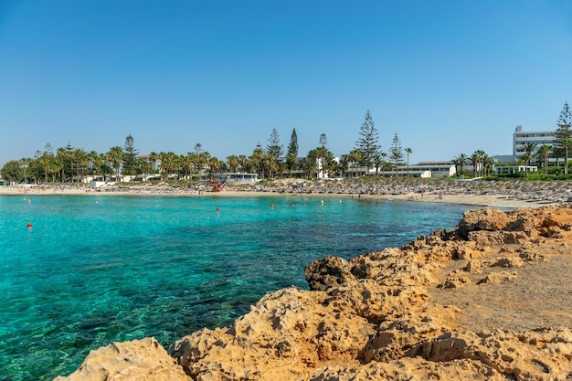 Uma das praias mais poplar na ilha de Chipre é Nissi Beach
