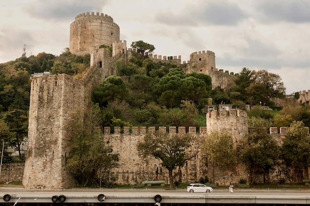 Uma das torres da Fortaleza Rumeli em Istambul, Turquia.