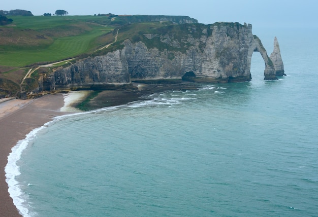 Uma das três famosas falésias brancas conhecidas como Falaise de Aval em Etretat, França.