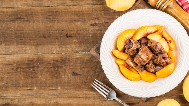 Uma deliciosa costela de porco assada com pêssego amarelo