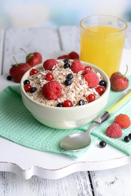 Uma deliciosa farinha de aveia com bagas na mesa em close-up