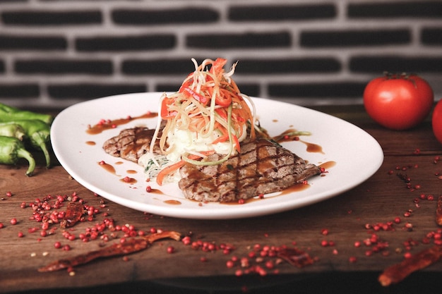 Uma deliciosa refeição de carne na mesa.