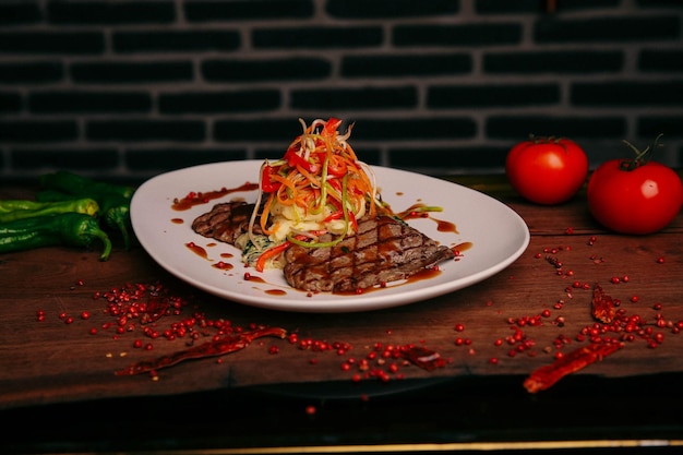 Uma deliciosa refeição de carne na mesa.