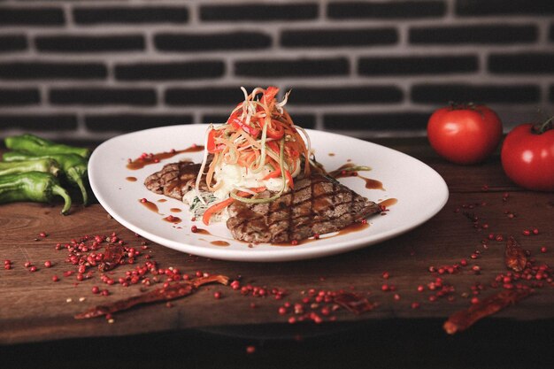 Uma deliciosa refeição de carne na mesa.