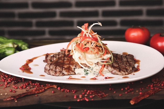 Uma deliciosa refeição de carne na mesa.