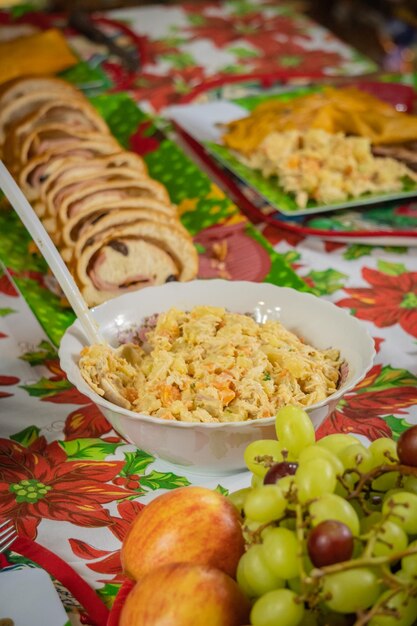 Foto uma deliciosa salada de massas numa mesa de jantar festiva