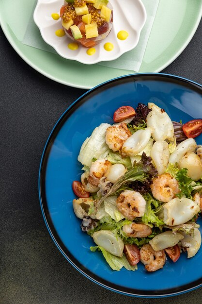 uma deliciosa salada em um restaurante