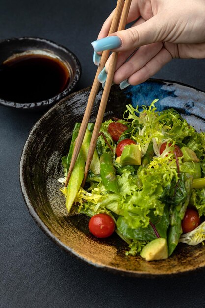 uma deliciosa salada em um restaurante