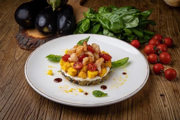 uma deliciosa salada preparada no restaurante pelo chef