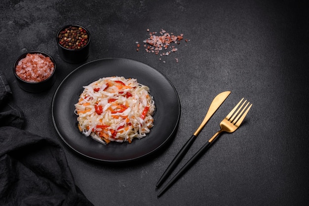Uma deliciosa salada vegetariana fresca de repolho branco, cenoura e páprica