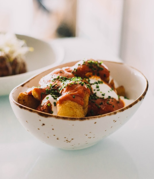 Uma deliciosa versão das clássicas batatas picantes espanholas