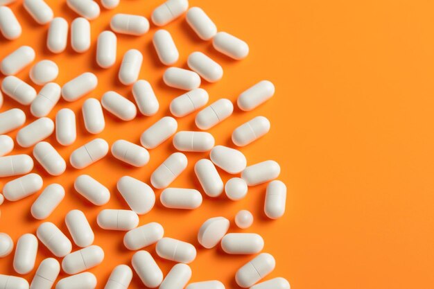 Uma dispersão de pílulas brancas em uma superfície laranja