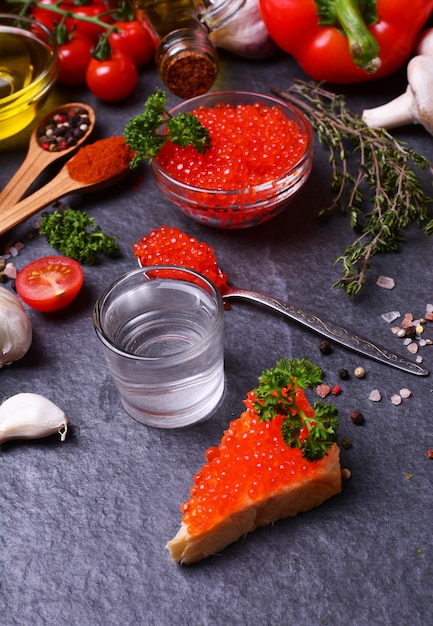 Uma dose de vodka com caviar vermelho