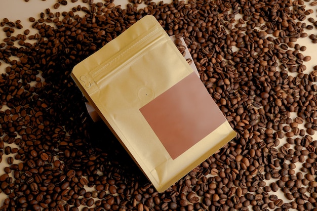 Uma dose média de embalagem de café estava em cima de um bloco marrom claro