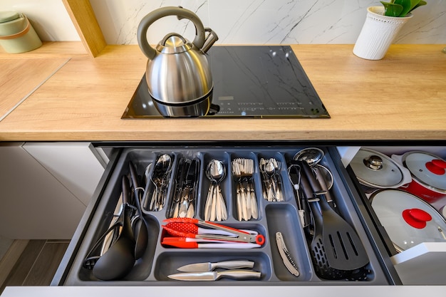 Uma elegante cozinha branca com gavetas estendidas