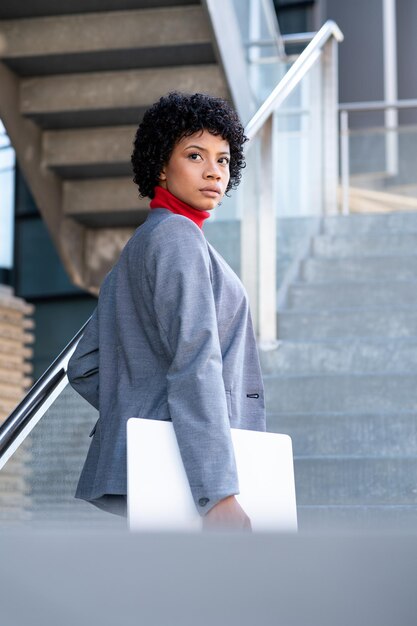 Uma elegante mulher afro-americana trabalhando em um prédio de escritórios