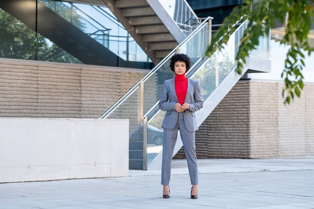 Uma elegante mulher afro-americana trabalhando em um prédio de escritórios