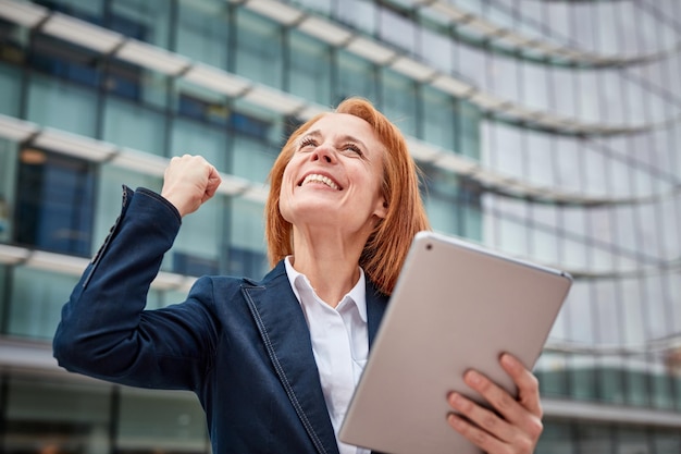 Foto uma empresária experiente em tecnologia suas habilidades digitais e inovação impulsionam o progresso