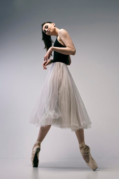 uma encantadora bailarina improvisa em um estúdio de fotografia espirrando emoções