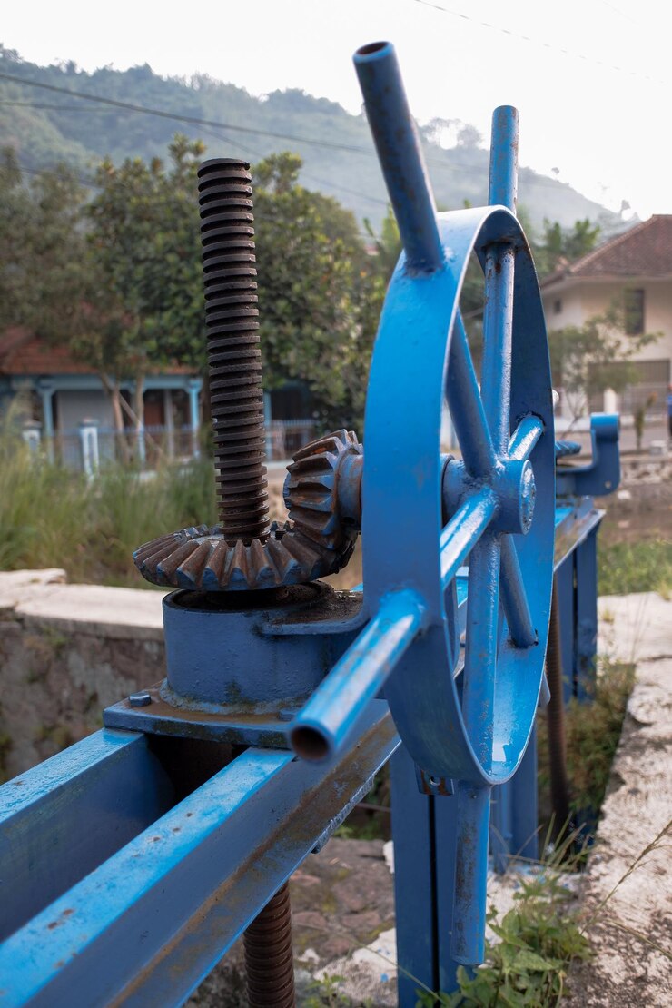 Foto uma engrenagem ou roda motriz para uma barragem fluvial para irrigação de campos de arroz é azul