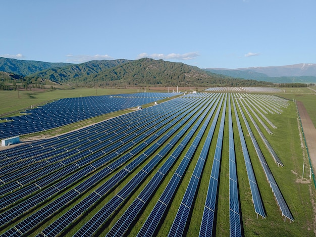 Uma enorme estação para reduzir o consumo de eletricidade com painéis solares situados na área das montanhas.