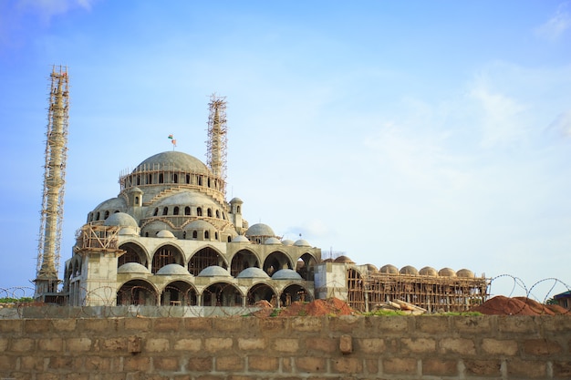 Foto uma enorme mesquita em construção em accra, gana