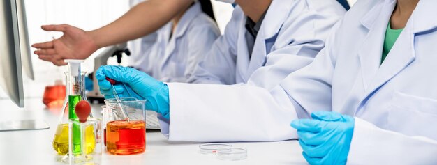 Uma equipa de investigadores de laboratório avança nos cuidados de saúde com conhecimentos científicos e equipamento de laboratório, pesquisando novos medicamentos e desenvolvendo curas no laboratório Panorama Rigid