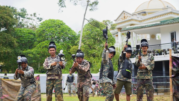 Foto uma equipa de paintball que se prepara para a guerra