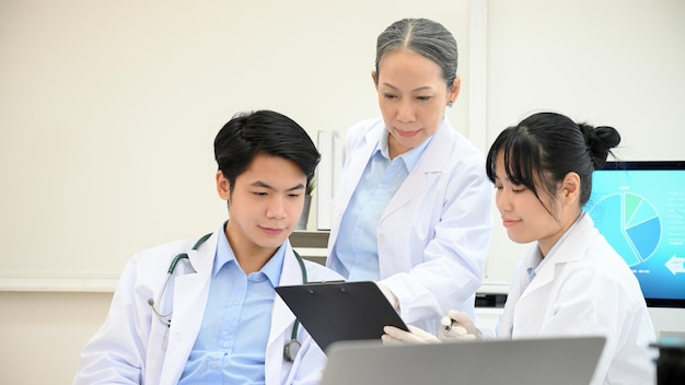 Uma equipe de cientistas asiáticos planejando e fazendo brainstorming sobre sua pesquisa de desenvolvimento de microbiologia