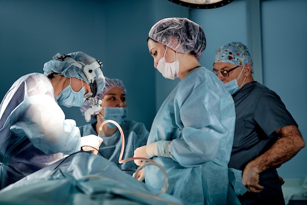 Uma equipe de cirurgiões está lutando pela vida por uma operação real por emoções reais A equipe de terapia intensiva está lutando pela vida do paciente Salvando a vida a luta pela vida