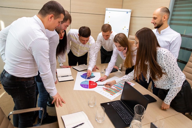 Uma equipe de especialistas reunidos para uma conferência no escritório