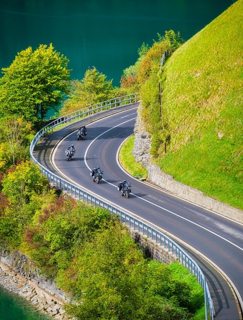 Uma equipe de motociclistas percorre as belas estradas no verão A estrada e as curvas Viajando em uma motocicleta Recreação e vida ativa