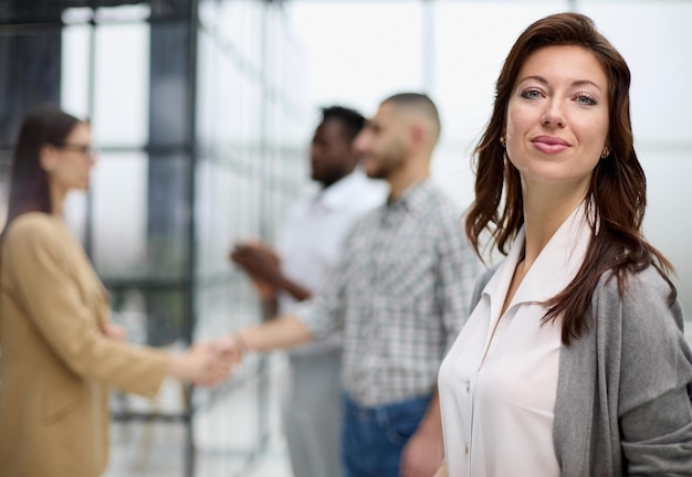 Uma equipe de quatro pessoas liderada por uma mulher