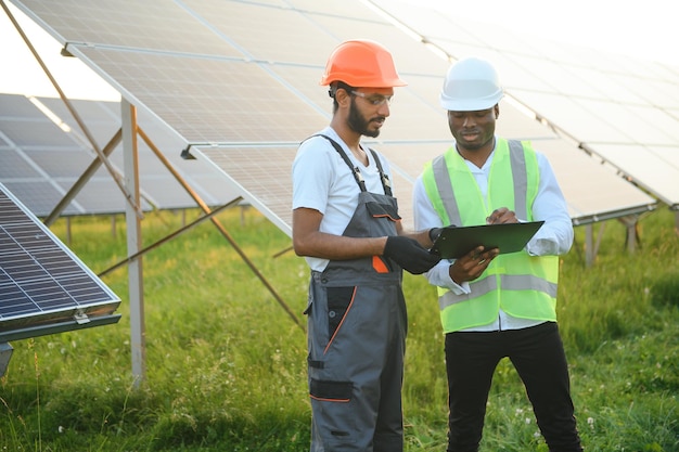 Uma equipe de trabalhadores multirraciais em um campo de painéis solares