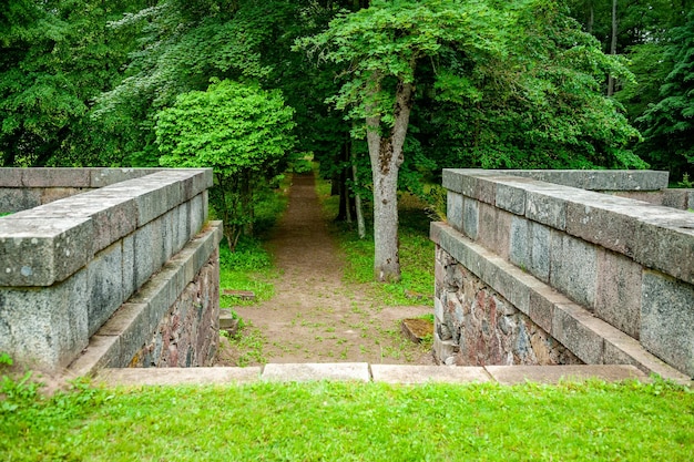 Uma escada de granito leva ao parque Trilha reta no parque