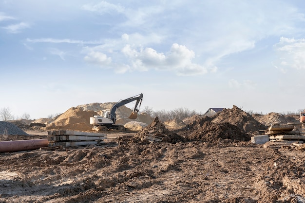 Uma escavadeira escavando solo de terra, removendo íons do canteiro de obras