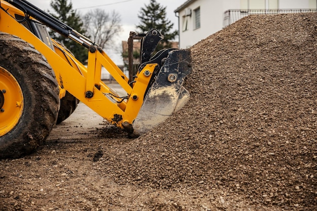 Uma escavadeira está removendo cascalho no canteiro de obras