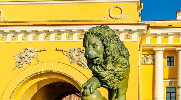 Uma escultura antiga de um leão em um pedestal.