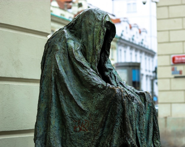 Uma escultura de Anna Chromy 'Il Commendatore' (Manto da Consciência) em Praga