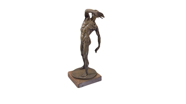 Uma escultura de bronze de um homem com o braço levantado.