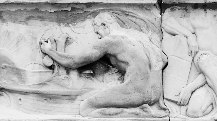 Foto uma escultura de mármore branco de um homem com um martelo na mão.