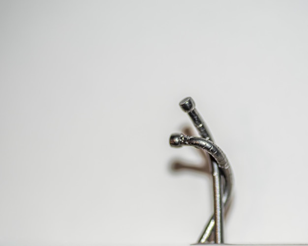 Uma escultura de metal de uma mão com a palavra "on it"
