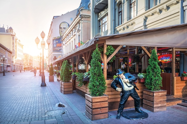 Foto uma escultura de um cantor na varanda de um café no arbat em moscou em uma manhã de verão