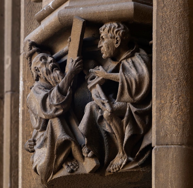 Uma escultura em pedra de dois homens com a palavra st. Nicolau à esquerda.