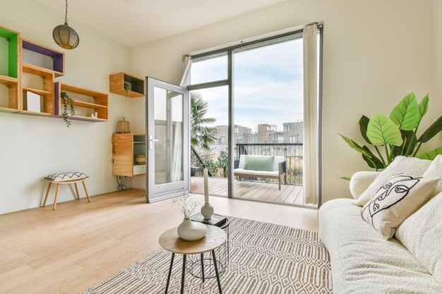 Uma espaçosa sala de estar brilhante com um grande sofá branco no tapete em uma casa aconchegante