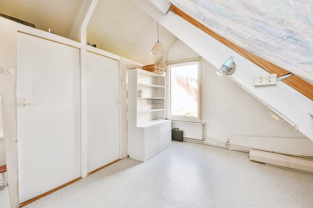 Uma espaçosa sala vazia no último andar de uma casa moderna com teto inclinado em branco