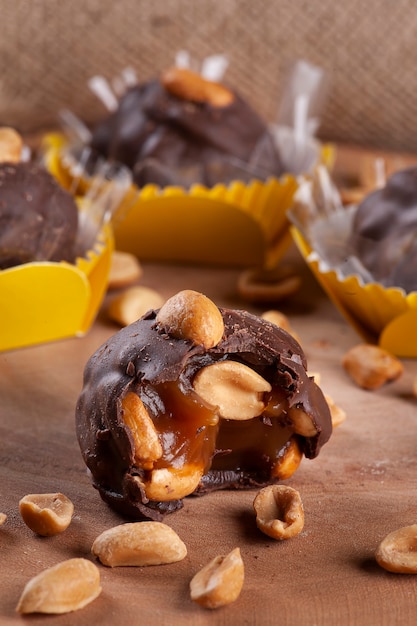 Uma espécie de brigadeiro chamado charge, com doce de leite e amendoim. doce de festa.