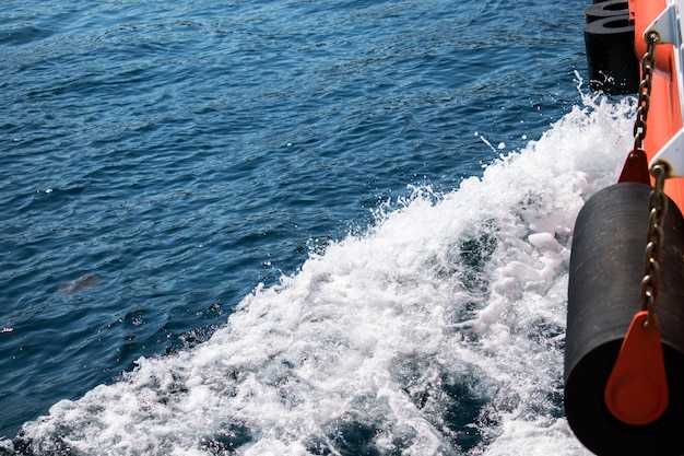 uma espuma no mar feita por um barco a motor