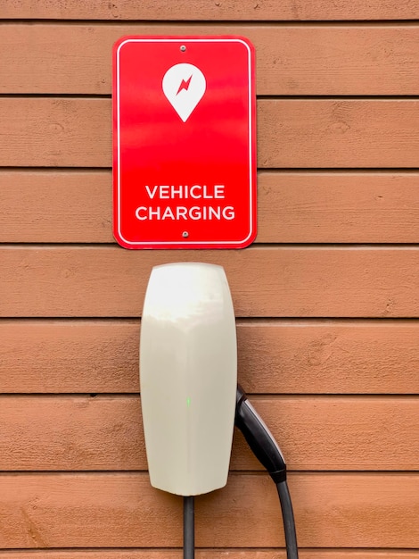 Uma estação de carregamento de veículos elétricos em Tromso, Noruega.